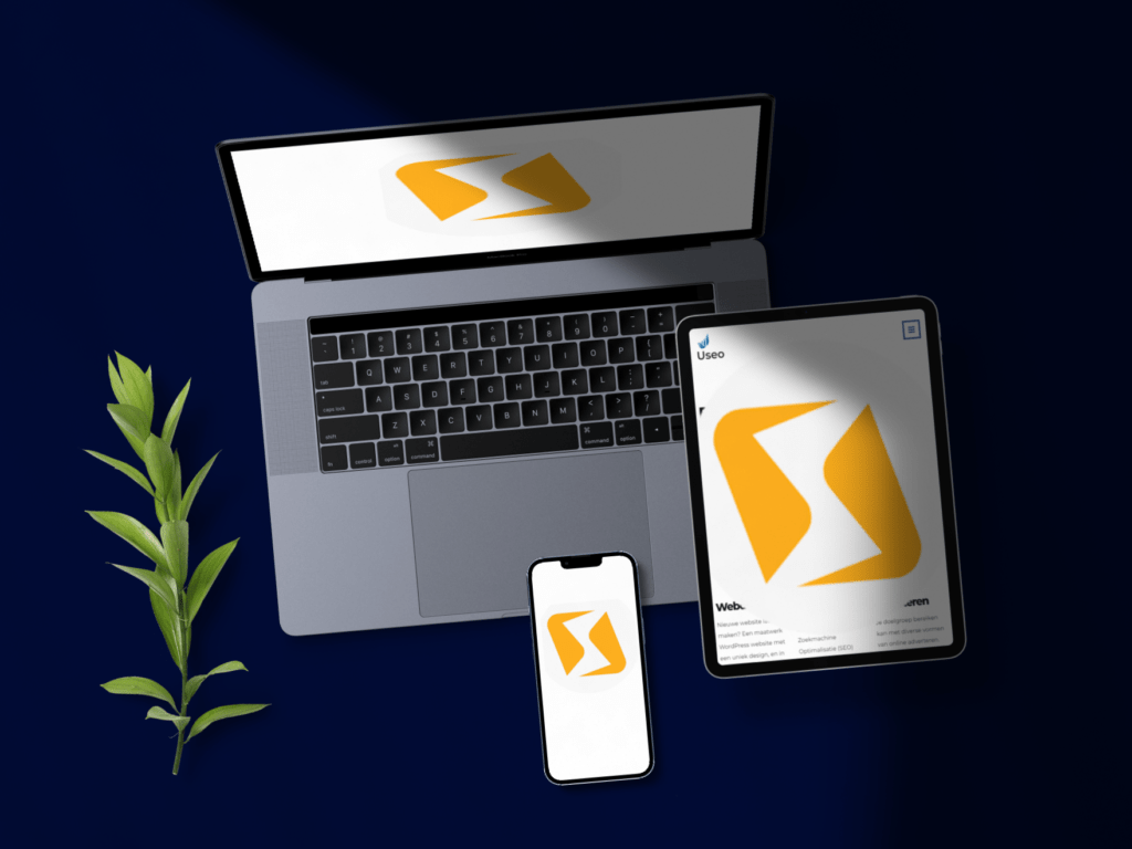 Een laptop, tablet en smartphone met een geel logo op de schermen staan op een donker oppervlak naast een groene plant.